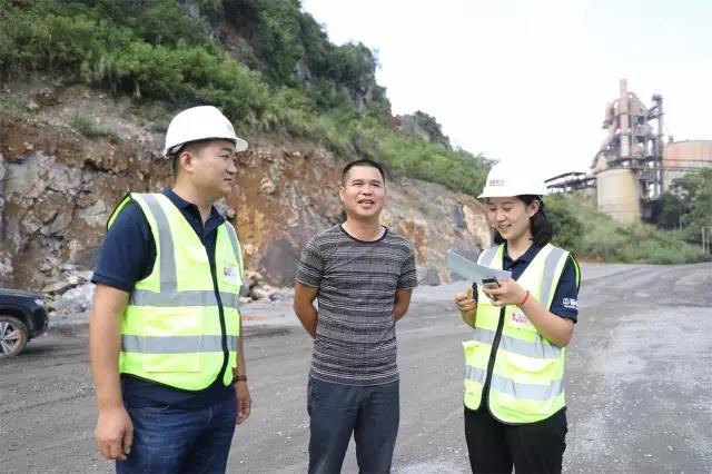 售後服務團（tuán）隊與田東水泥廠生產線李總（中）溝通