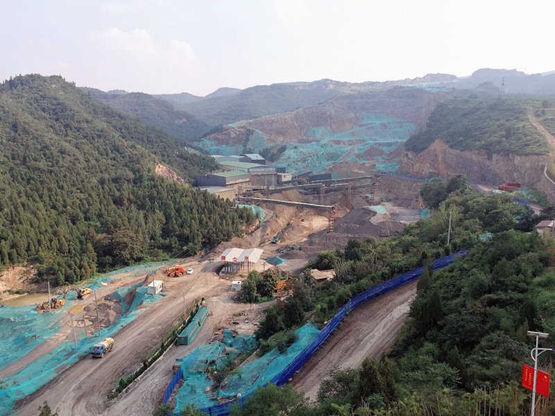 露天礦山開采現場